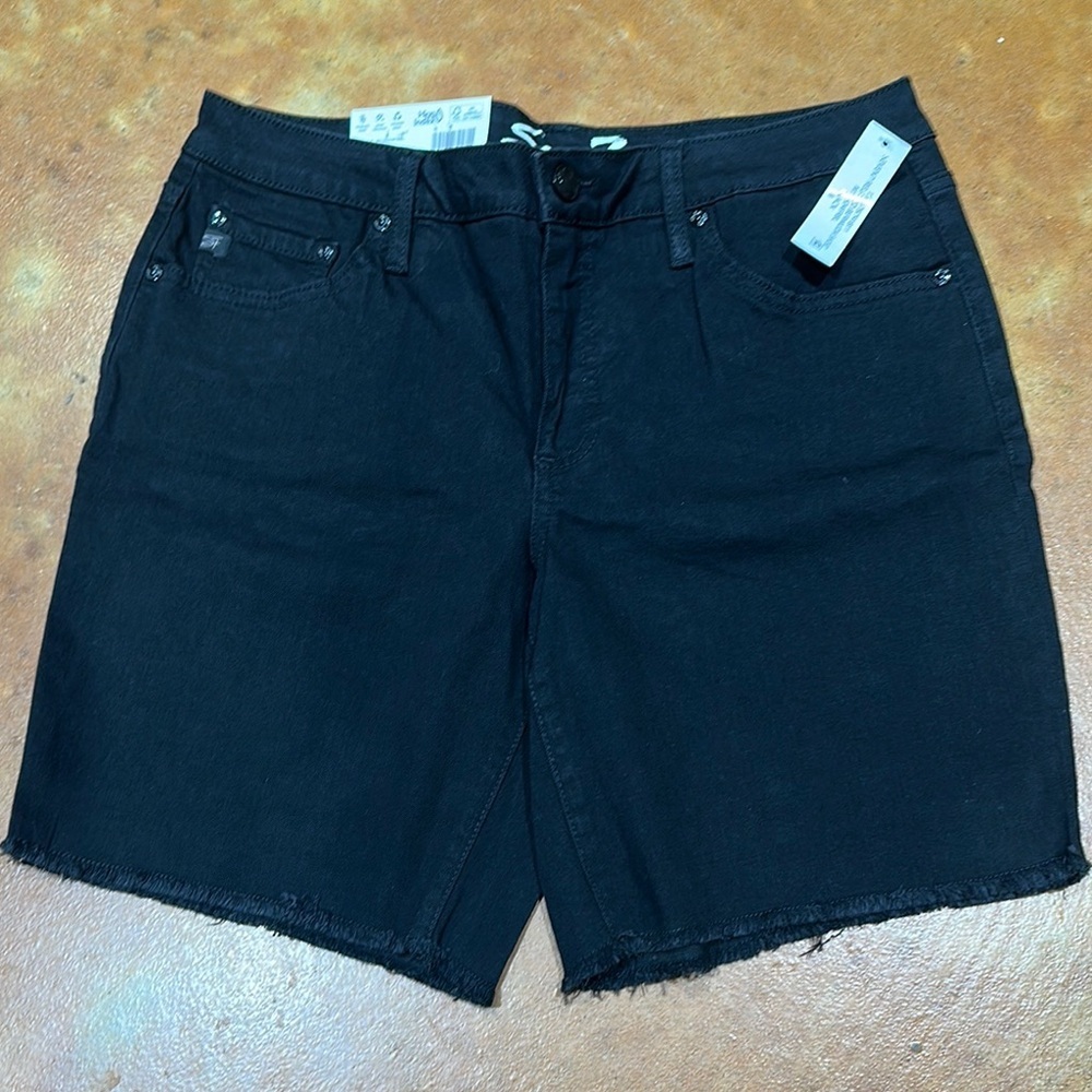 Nwt Seven7 Relaxed fit Bermuda black denim short. Fray hem size 8